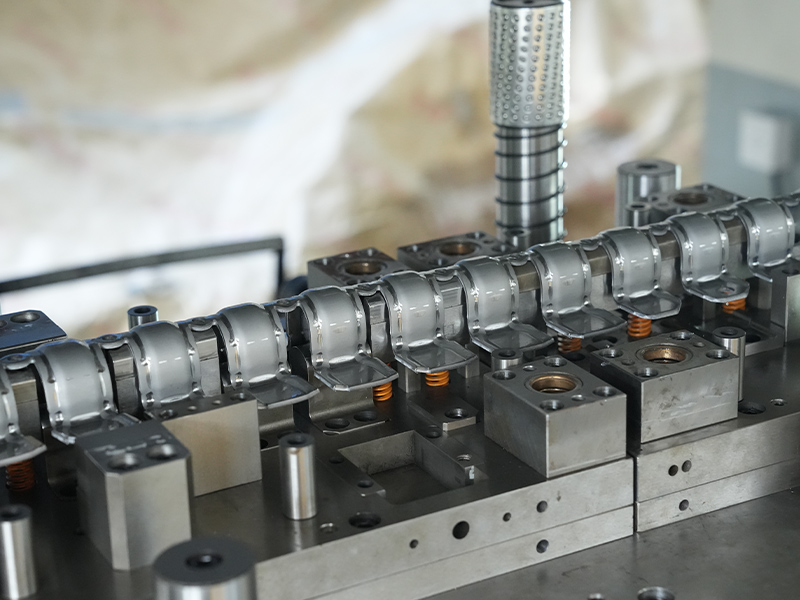 Vad händer i en fabrik för att göra metallstämpeldelar?